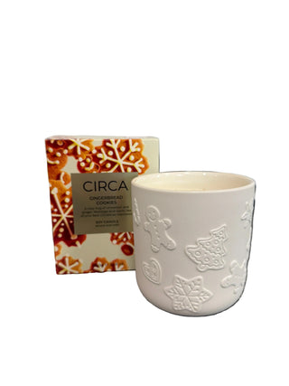 A white ceramic candle in gingerbread scent 