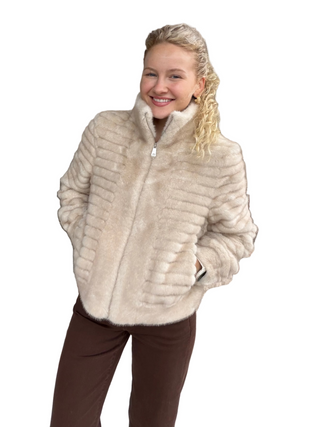 Off White Faux Fur Jacke
Woman in Off White Faux Fur Jacket cream beige ivory plush cozy zip up