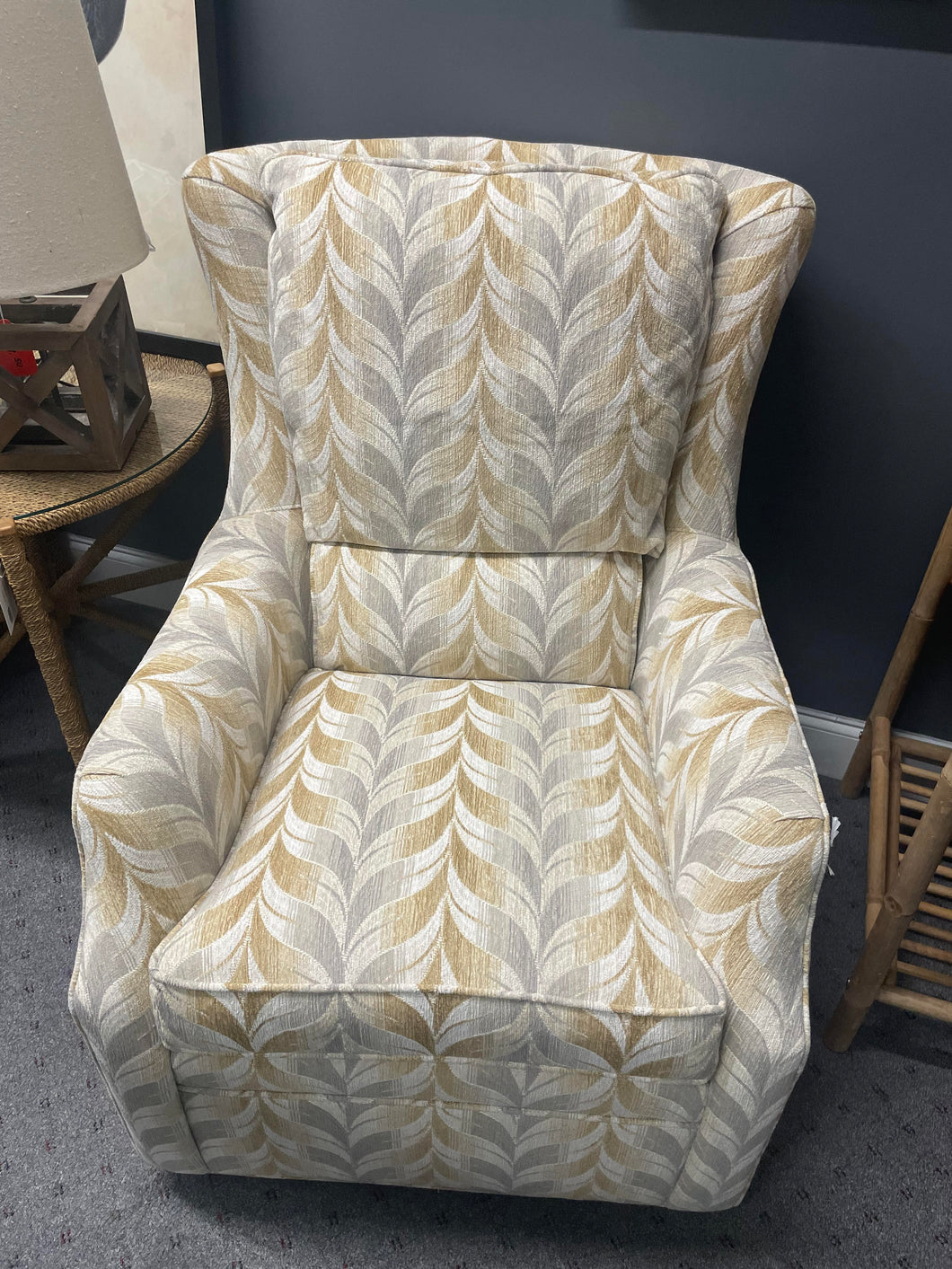 King Hickory Writer Swivel Chair in Kyland Pear