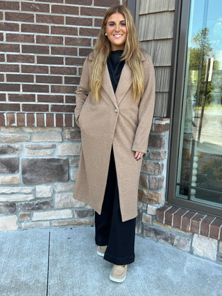 dylan Rowan Coat with Pockets in Warm Brown, pockets, front button closure 