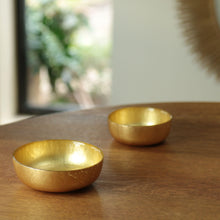 Load image into Gallery viewer, Beatriz Ball New Orleans Glass Gold Foil Shallow Round Bowl Set
